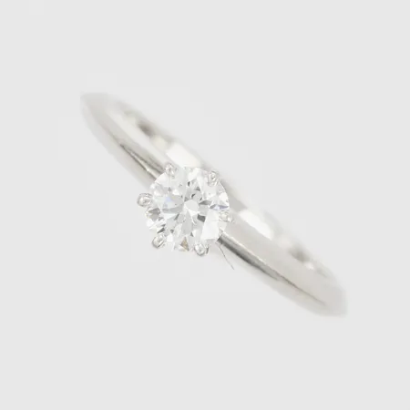 Ring Tiffany & co med briljantslipad diamant 0,41ct kvalitet TW(G)/VS1, EX/EX/EX, enligt medföljande certifikat, graverad stjärnfasett med nr: T&CO.X10280859, serienummer: 75292414, stl: 16¼, platina 950/1000, vikt: 4,1gram, originalask samt certifikat medföljer. Vikt: 4,1 g