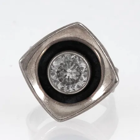 Ring med vit sten. Öppen skena med ställbar storlek nu ca 17½. Ojämn skena. Bredd 6 - 20,5 mm. Stämplad ALTON STERLING Y9 (1973). Silver 9,9g 925/1000.