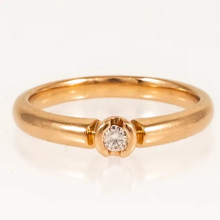 Stjärnring Dione med en briljantslipad diamant 0,10ct TW-vs stl:19 bredd 2,7 - 4,6 mm 5,7g 18K. Stämplad HS 18K Stjärnringens stjärna. Storleken ingraverad.