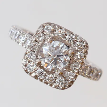 Ring med diamanter 1 x ca 0,65ct ca W(H)/VVS + 10 x ca 0,03ct, + 14 x 0,02ct stl:15 bredd 10mm gravyr, Västerås Guld AB år 1996, vitguld 18K Vikt: 5,7 g