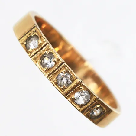 Ring med stenar, stl:20, bredd ca 3,9mm, gravyr, 18K. Vikt: 4,6 g