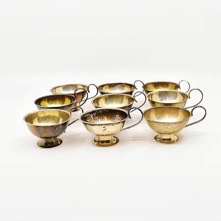 9 Supkoppar höjd ca 4cm Ø 6,5cm varav en graverad bruksskick silver 830/1000 Vikt: 310,3 g