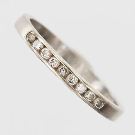 Ring med diamanter 9 x ca 0,02ct, stl 18¼, bredd 2,5mm, gravyr, gravyr, 18K vitguld. Vikt: 2,6 g