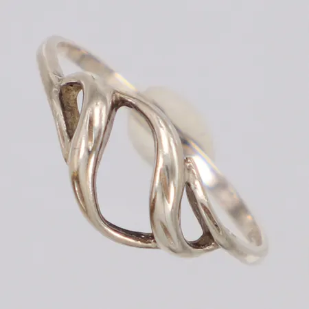Ring med genombruten dekor, stl:16¾, bredd 7,8mm, 925/1000 silver Vikt: 1 g
