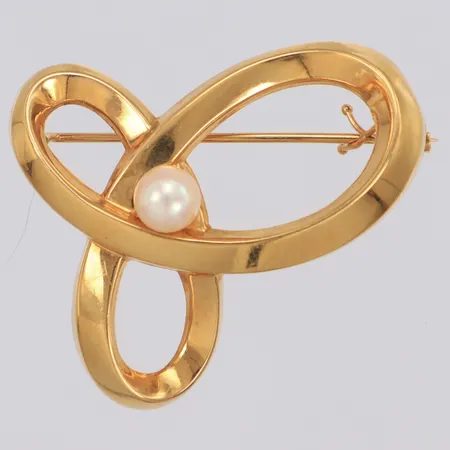 Brosch med pärla, Gustaf Dahlgren & Co, år 1966, längd 36mm, 18K Vikt: 3,5 g