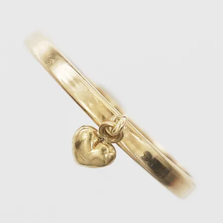 Ring med hjärtformad berlock, stl 17¾, bredd 2mm, Guldfynd Sverige AB, buckla, 18K. Vikt: 0,5 g