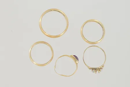5 Ringar, gravyr/defekt 18K  Vikt: 14,1 g
