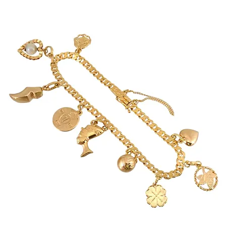 Armband Pansar med nio berlocker i 18K guld, Guldvaruaktiebolaget G. Dahlgren & Co Ab, Malmö, svensk kontrollstämpel, armbandets längd knäppt 17,5 cm, bredd 3,7 mm, berlocker med varierande mått, några berlocker med ojämnheter, pärla med slitage Vikt: 14,4 g