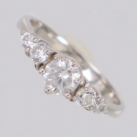 Ring med vita stenar, stl:17, GHA 925/1000 silver Vikt: 2,1 g