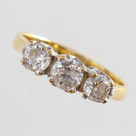 Ring med vita stenar stl:15½ bredd 2-4,5mm tvåfärgat 18K. Vikt: 2,6 g
