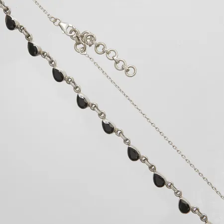 Collier med svarta stenar, längd: 43,2-48,2cm, bredd: 1,6-6,2mm, silver 925/1000, bruttovikt 18,7g Vikt: 18,7 g