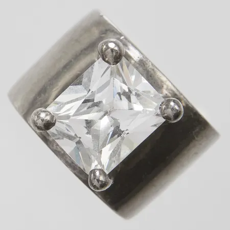 Ring med cubic zirconia 12x10mm, stl:ca.15½, bredd: 14-15,2mm, kupad insida, repig, silver 925/1000 Vikt: 25,6 g