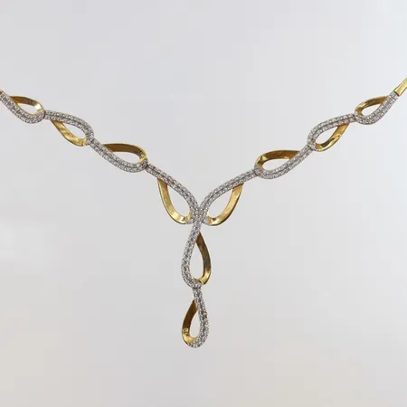 Collier med vita stenar halvstelt längd ca 43cm bredd 1,5-45mm 18K. Vikt: 18 g