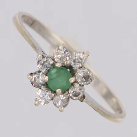 Ring med gröna och vita stenar, stl 18¾, bredd 10mm, 925/1000 silver Vikt: 1,5 g