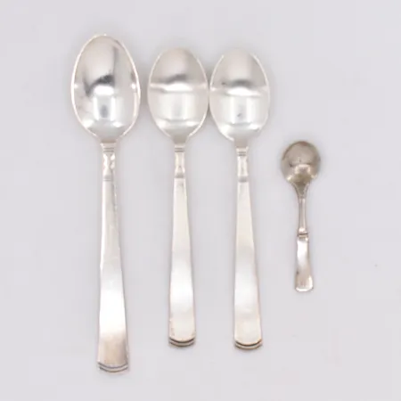 2 Moccaskedar 1 kaffesked modell Rosenholm 1 minisked modell Uppsala 5cm graverad silver 830/1000 Vikt: 40,3 g