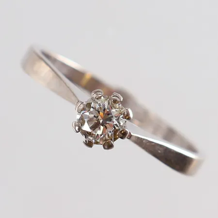 Ring med diamant 1 x 0,45ct enligt gravyr stl:19½ bredd 2-6mm vitguld 18K. Vikt: 3,6 g