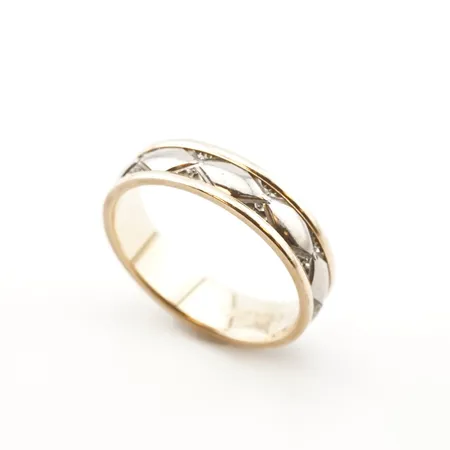 Ring, stl 18½(58), bredd 5mm, 18k, gravyr Vikt: 5,6 g