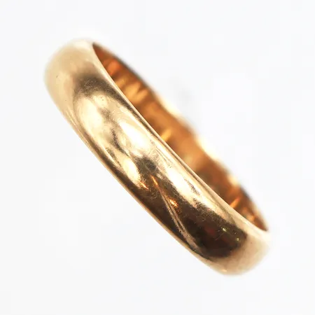 Ring slät, stl:18¼, bredd ca 4,4mm, gravyr, 18K. Vikt: 4,6 g