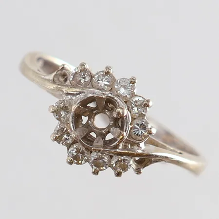 Ring med diamanter 10 x 0,02ct defekt 18K. Vikt: 2,7 g