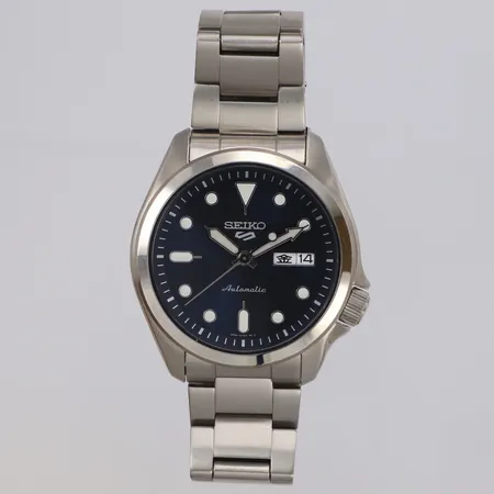 Herrur Seiko 5 Sports automatic 4R36-08L0, cal 4R36, Ø40mm, blå urtavla, glasbaksida, borstat/polerat stål, serienr. 622588, kort band, dag/datum, stållänk ca Ø17cm, inga tillbehör