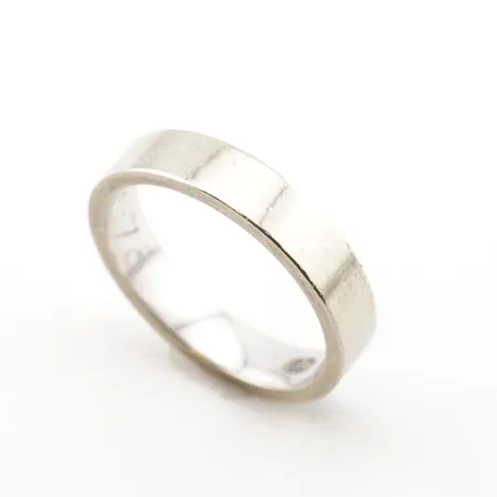 Ring, vitguld, stl 17(53), bredd 4mm, 14k, gravyr Vikt: 4,2 g