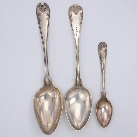 3 Skedar i olika storlekar modell Gammal Fransk 14cm + 20,5cm + 21,5cm, gravyr, kattfot, silver 830/1000 Vikt: 96,6 g