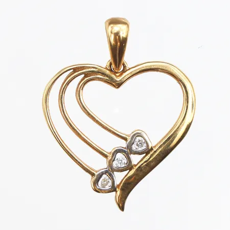 Hänge hjärta med små diamanter 3 x ca 0,01, längd ca19,6mm, bredd ca 16,4mm, 18K. Vikt: 1,2 g