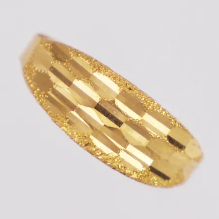Ring mönsterdekor stl:19¼ bredd 7,4mm, 22K Vikt: 1,2 g