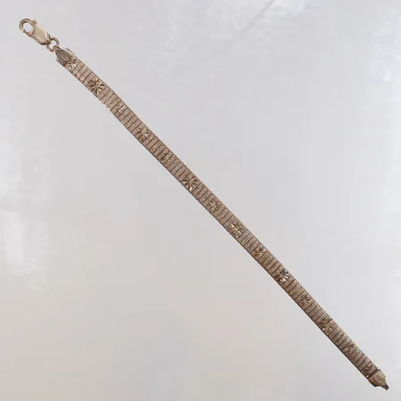 Armband med dekor halvstel längd 19,5cm bredd 6mm bucklig Silver 925/1000. Vikt: 11 g