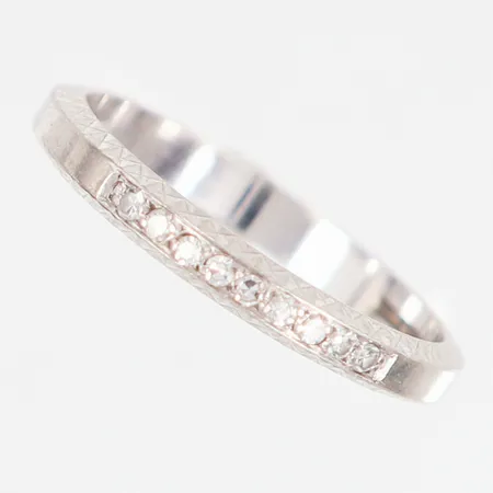 Ring vitguld med 9 diamanter tot 0,07ct stl:18¼ bredd: 3mm, mönstrad sida, 18K Vikt: 3,1 g