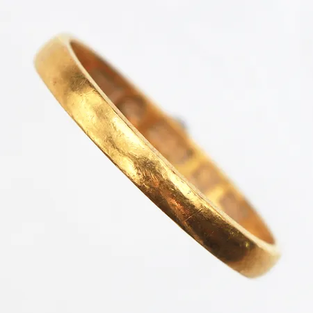 Ring slät, stl:22, bredd ca 3,2mm, gravyr, 23K. Vikt: 4,9 g