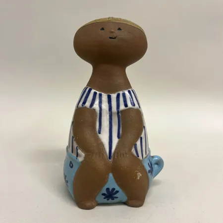 Figurin, Lotta på pottan ur serien Larssons ungar design Lisa Larson (1931-2024) stämpelsignerad L.L Gustavsberg, höjd 17cm, märke på ben, delvis glaserat stengods
