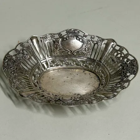 Fat / Skål genombrutet mönster längd 14 cm bredd 10,5cm, kattfot, silver 835/1000 Vikt: 70,5 g