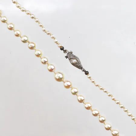 Pärlcollier doserad med  odlade pärlor, längd ca 56cm. Ø 3,1-7,4mm, lås i silver, 835/1000 silver. Vikt: 0 g
