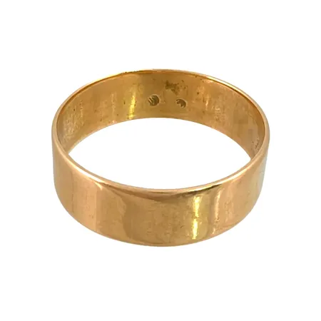 Ring i 18K guld, slitage, stämplar saknas, gravyr Vikt: 4,6 g