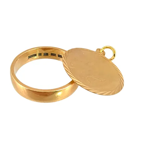 Ring och Hänge i 18K guld, gravyrer Vikt: 5 g