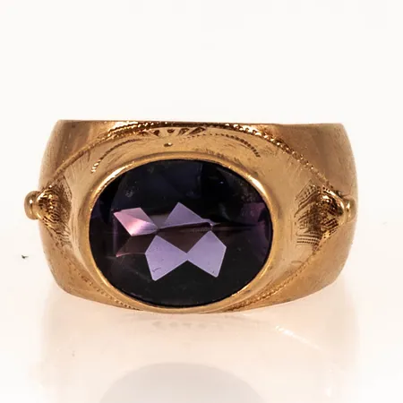 Ring med lila sten stl:16 bredd 6-11,4mm, något ojämn skena, stämplad F9 (1956), JP (Joh Petterssons Eftr Juvelerar AB, Stockholm), kattfot, 18K 3,8g.