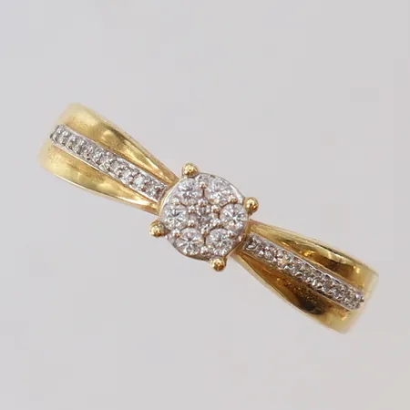 Ring med diamanter 7 x 0,01ct + 22 x 0,005ct, stl:18, bredd 4,3mm, 18K Vikt: 3 g