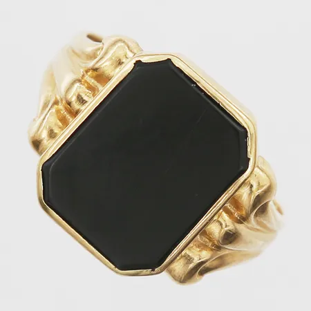 Klackring med onyx, stl 20¼, bredd 3,5-17,5mm, ihålig skena, 18K. Vikt: 5,4 g