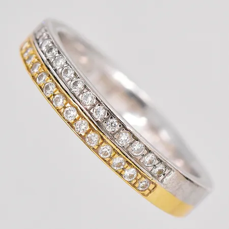 Ring diamanter ca 30x0,01ct stl:18¼ bredd 3,9mm tvåfärgad gravyr 18K Vikt: 5,5 g