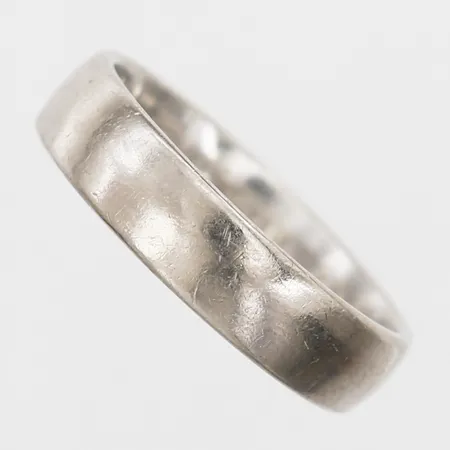 Ring, stl 18½, bredd 5mm, gravyr, Schalins Ringar AB, gravyr, repig, 18K vitguld. Vikt: 6,7 g