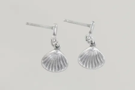 Ett par örhängen längd 1,5 cm, ploppar saknas silver  Vikt: 1,3 g