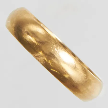 Ring slät stl:21¾, bredd: 5,3mm, personlig gravyr, svenska stämplar, repig, 18K Vikt: 5,5 g