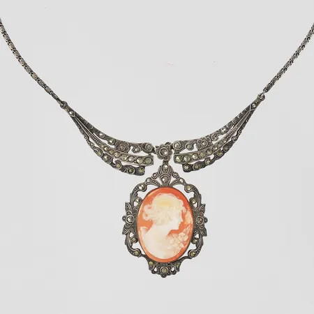 Collier med snidad snäclkskalskamé samt markasiter, längd på kedja 40cm, höjd på hänge 45mm, svenska importstämplar, silver 830/1000 Vikt: 15,2 g