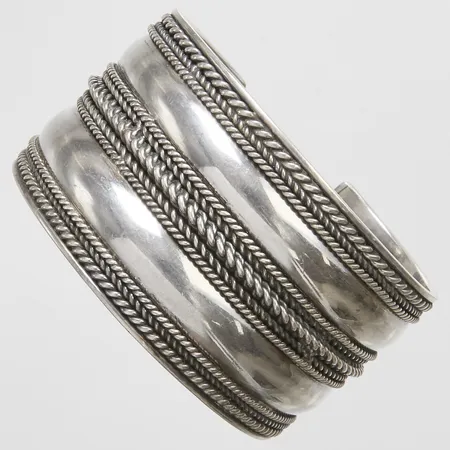 Armband stelt med mönsterdekor, innermått: 60,7x51mm, bredd: ca.37mm, något skevt, något missfärgat, silver 925/1000 Vikt: 66,6 g