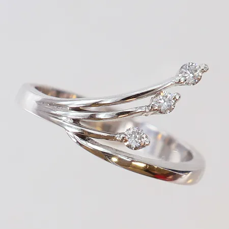 Ring med vita stenar stl:17¼ bredd 12mm vitguld 18K Vikt: 3,7 g
