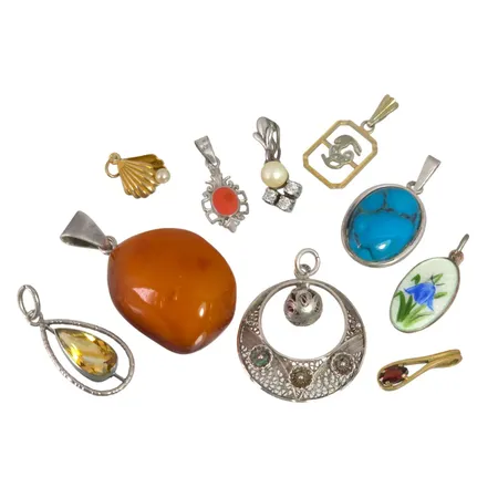 Hängen silver delvis förgyllda, totalt 10 stycken, störst är hänge med Bärnsten, längd inkl. ögla 39,5 mm, sten mått ca. 27x21,5 mm, hänge med Granat, tillverkarstämpel LP, längd 17 mm, bruttovikt 18,7 gram Vikt: 18,7 g