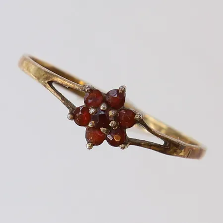 Ring med röda stenar stl:20 bredd 7mm silver 835/1000 Vikt: 1,2 g