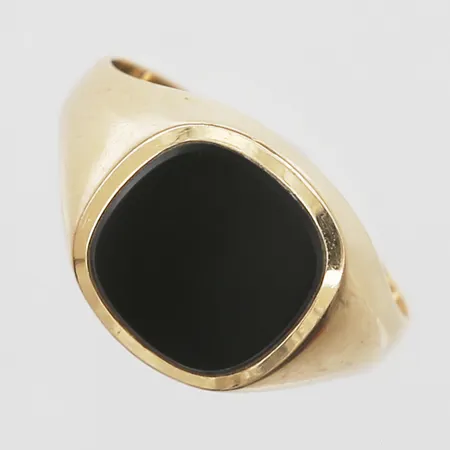 Klackring med onyx, stl 16, bredd 3-11mm, 18K. Vikt: 2,4 g