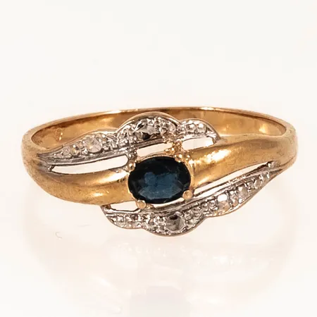 Ring med en safirdublett stl:17¾ bredd 1,7-8,5mm, naggade fasetter, 18K 1,7g. 